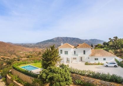 Stunning villa on a big plot, for sale in La Mairena, Marbella  R4286737 45