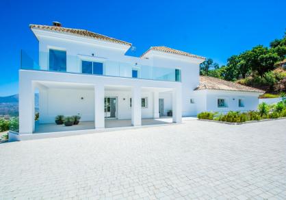Stunning villa on a big plot, for sale in La Mairena, Marbella  R4286737 46