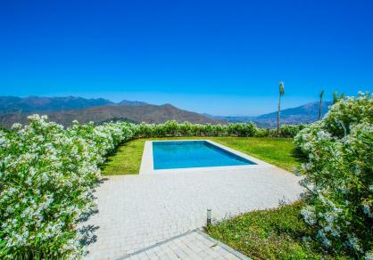 Stunning villa on a big plot, for sale in La Mairena, Marbella  R4286737 54