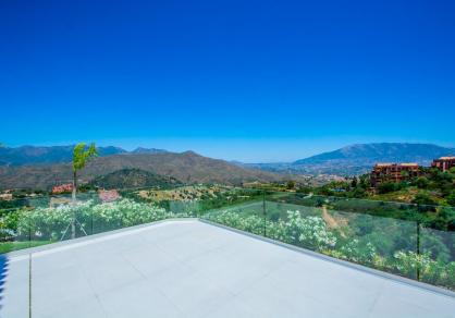 Stunning villa on a big plot, for sale in La Mairena, Marbella  R4286737 59