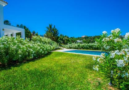 Stunning villa on a big plot, for sale in La Mairena, Marbella  R4286737 70
