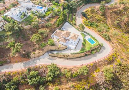 Stunning villa on a big plot, for sale in La Mairena, Marbella  R4286737 74