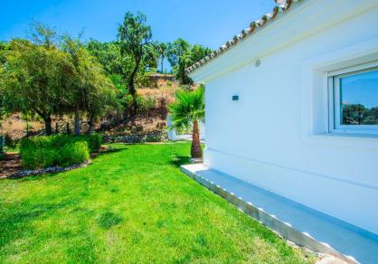 Stunning villa on a big plot, for sale in La Mairena, Marbella  R4286737 80