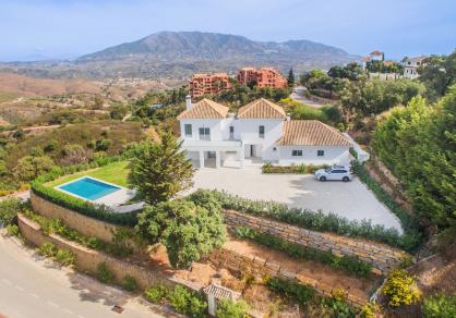 Stunning villa on a big plot, for sale in La Mairena, Marbella  R4286737 81