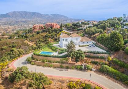 Stunning villa on a big plot, for sale in La Mairena, Marbella  R4286737 82
