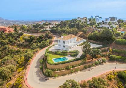 Stunning villa on a big plot, for sale in La Mairena, Marbella  R4286737 83