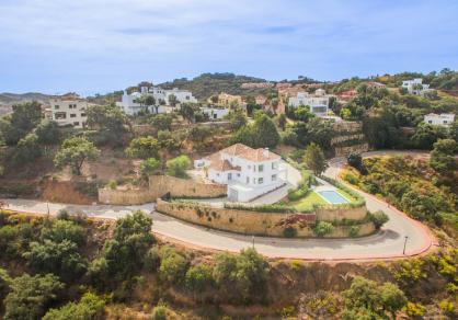 Stunning villa on a big plot, for sale in La Mairena, Marbella  R4286737 84