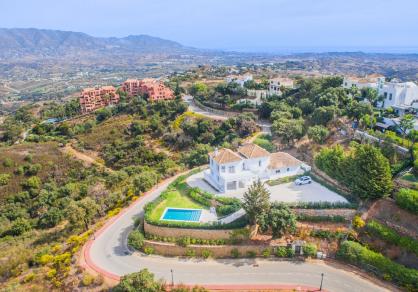 Stunning villa on a big plot, for sale in La Mairena, Marbella  R4286737 85