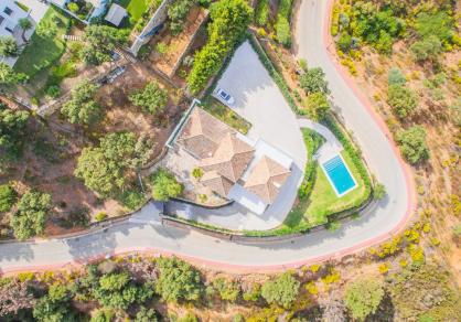 Stunning villa on a big plot, for sale in La Mairena, Marbella  R4286737 87